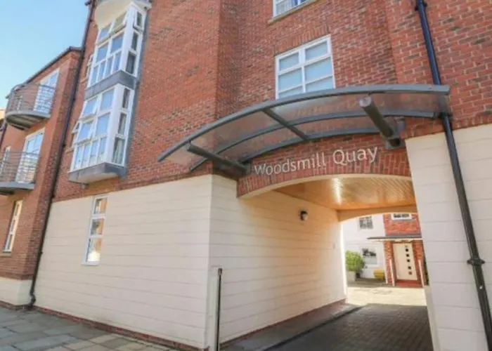 The Riverside At Woodsmill Quay With Parking