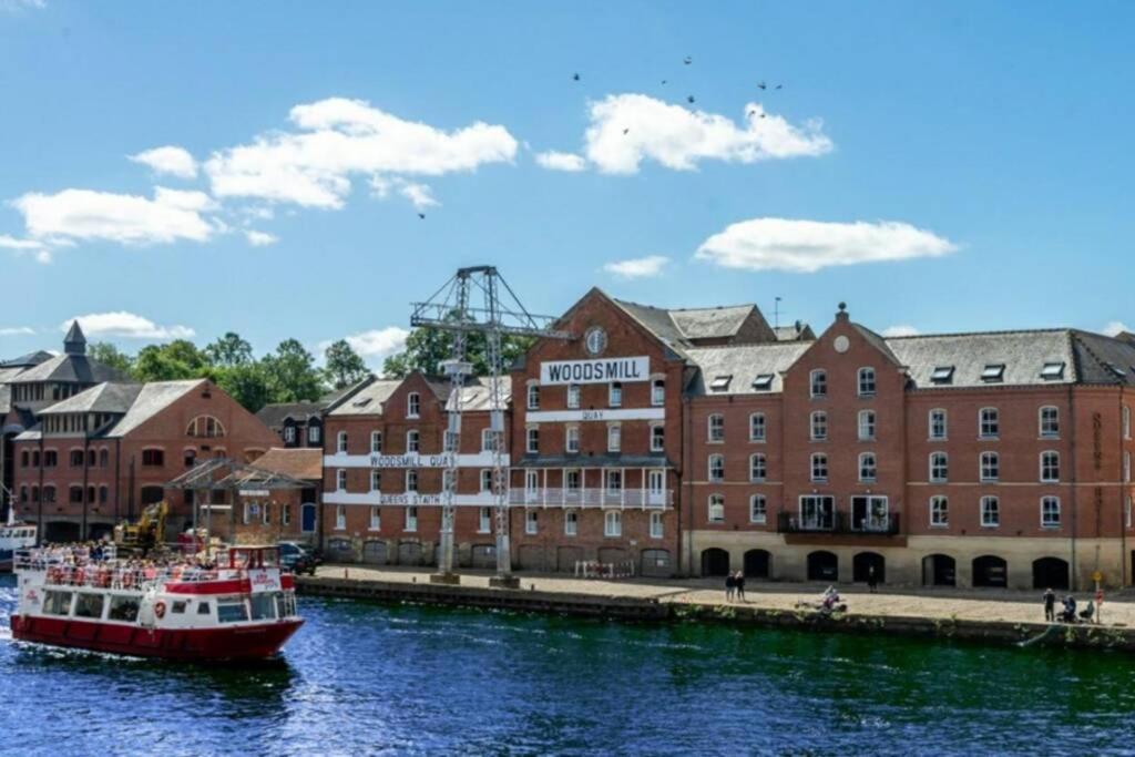 Апартаменты The Riverside At Woodsmill Quay With Parking *